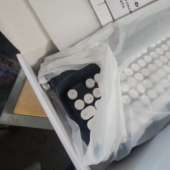 Accto Retro Bluetooth Keyboard - Picture 4 of 6